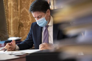 Coprifuoco nazionale alle 21. Nuovo dpcm, s&igrave; a zone rosse