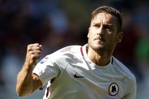 "Auguri Capit&agrave;"! Da Bova a Gerini, da Amendola al barbiere: tutta Roma per i 40 anni di Francsco Totti