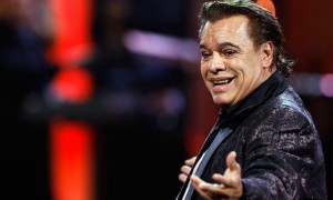 Magia tecnol&oacute;gica "resucita" al artista Juan Gabriel en holograma