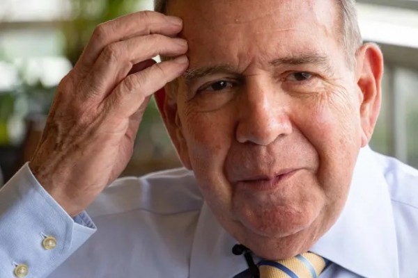 El candidato presidencial venezolano Edmundo Gonz&aacute;lez hace gestos durante una entrevista con la AFP en Caracas el 24 de abril de 2024. &ndash; Los partidos de oposici&oacute;n formalizaron el 23 de abril su adhesi&oacute;n a la candidatura unitaria del diplom&aacute;tico Edmundo Gonz&aacute;lez Urrutia para enfrentar al presidente Nicol&aacute;s Maduro en las elecciones del pr&oacute;ximo 28 de julio en Venezuela, al borde del plazo para el tr&aacute;mite, en medio de denuncias de trabas.