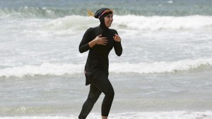 Il caso burkini in Italia, Salvini all&rsquo;attacco, Alfano frena