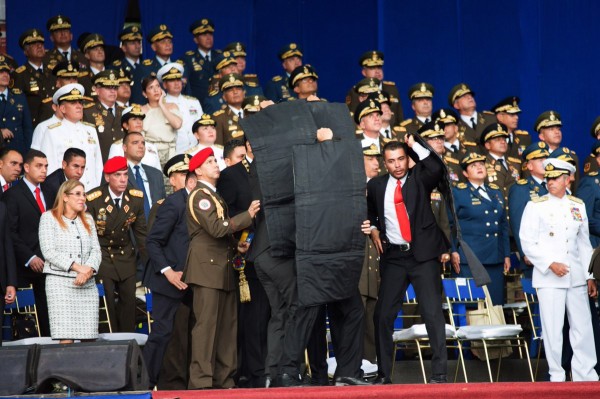 Maduro es evacuado durante un acto por supuesto atentado