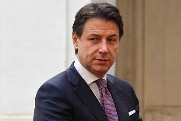 Coronavirus, Conte: "A tutti lavoratori guanti e mascherine gratis"
