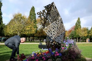 Re Carlo III ha inaugurato il memoriale “An Opened Letter” (Una lettera aperta), presso il National Memorial Arboretum 