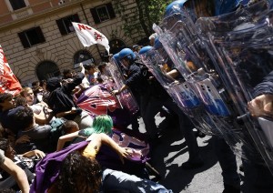 Violenti scontri tra manifestanti e forze dell'ordine durate il corteo femminista contro gli Stati Generali della Natalit&agrave;