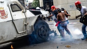 Venezuela &ndash; Altamira, un blindato lanciato tra la folla immagine cruenta