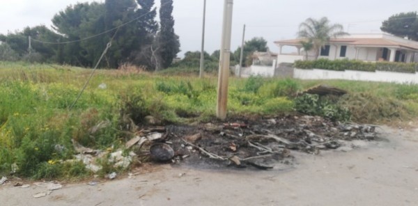 Pulsano (Taranto) - Continua l&rsquo;incendio di cassonetti. Di Lena "&ldquo;gesto vile in questo momento di crisi&rdquo;