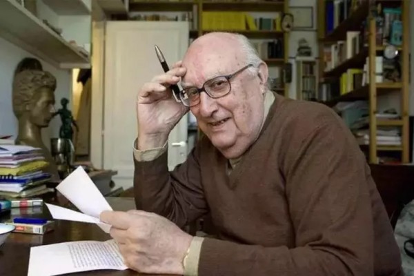 El escritor y guionista siciliano Andrea Camilleri en su escritorio 