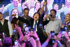  Il presidente argentino Javier Milei festeggia la vittoria alle elezioni di medio termine nella sede del suo partito 