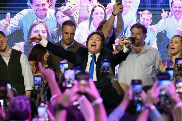  Il presidente argentino Javier Milei festeggia la vittoria alle elezioni di medio termine nella sede del suo partito 