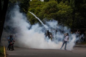 Gases lacrim&oacute;genos contra los estudiantes en Caracas