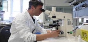 Pandemia e corsa ai vaccini bruciando tempi