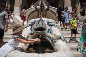 Marc Asensio / NurPhoto / NurPhoto via AFP - Turisti accaldati a Parc Guell, Barcellona (Foto a corredo articolo AGI)