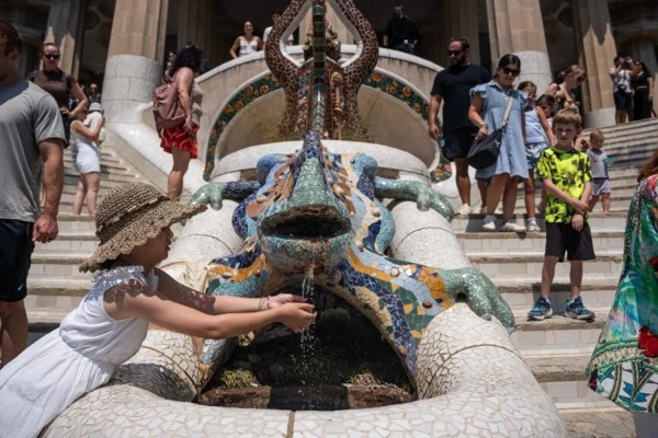 Marc Asensio / NurPhoto / NurPhoto via AFP - Turisti accaldati a Parc Guell, Barcellona (Foto a corredo articolo AGI)