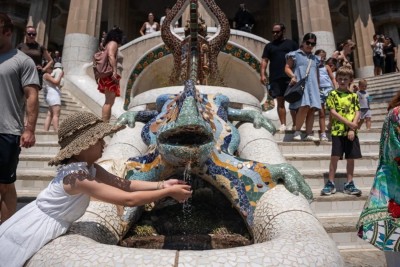 Marc Asensio / NurPhoto / NurPhoto via AFP - Turisti accaldati a Parc Guell, Barcellona (Foto a corredo articolo AGI)