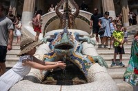 Marc Asensio / NurPhoto / NurPhoto via AFP - Turisti accaldati a Parc Guell, Barcellona (Foto a corredo articolo AGI)