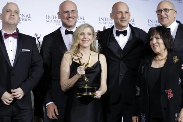 La producer israeliana Dana Eden (al centro foto)