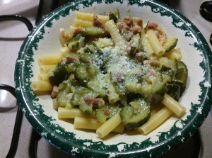 Sedanini con pancetta, cipolla e zucchine