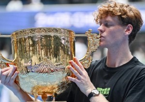  Jannik Sinner con il trofeo