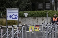Una guardia di sicurezza dietro una recinzione all&#039;ingresso della sede dell&#039;Unione Europea di Radiodiffusione (EBU) davanti all&#039;assemblea generale dell&#039;alleanza che organizza l&#039;Eurovision Song Contest, a Ginevra il 4 dicembre 2025
