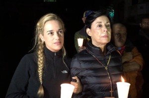 Familia de Leopoldo L&oacute;pez realiz&oacute; vigilia ante c&aacute;rcel para pedir fe de vida