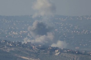  Il fumo si alza dal sito di un attacco aereo israeliano nella zona di Deir Seryan, nel Libano meridionale,