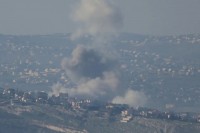  Il fumo si alza dal sito di un attacco aereo israeliano nella zona di Deir Seryan, nel Libano meridionale,