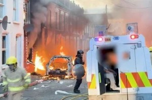 Proteste anti‑immigrazione fuori controllo a Belfast, disordini e incendi. Polizia Belfast, 'fermate le violenze, nulla giustifica quanto accaduto'. La sindaca di Belfast minacciata di morte, 'non mi far&ograve; intimidire'