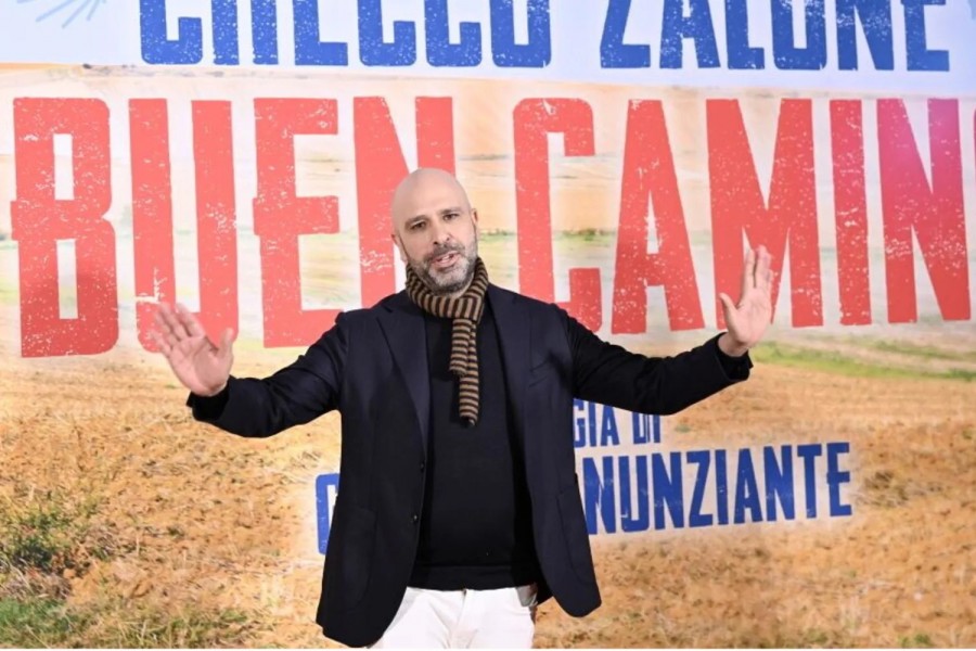  Checco Zalone davanti al manifesto di 'Buen Camino'