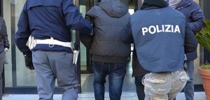 Droga: agente penitenziario arrestato da polizia a Taranto