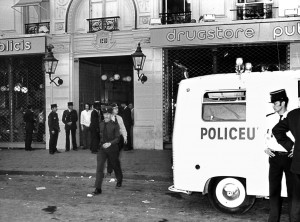 Foto del atentado ocurrido el 15 de septiembre de 1974 en Par&iacute;s 