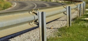 Guard-rail inadeguato o inesistente? Per la Cassazione l&rsquo;ente proprietario della strada deve risarcire