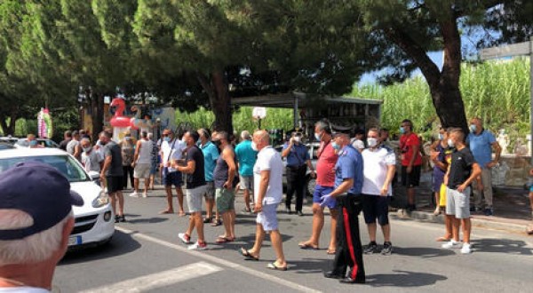 Roccella Jonica, sbarcati 28 migranti positivi. Proteste ad Amantea Santelli: 'Situazione esplosiva'