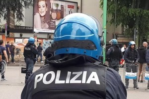 "No Meloni day", studenti in corteo dal nord al sud Italia, a Bologna, tafferugli e cariche
