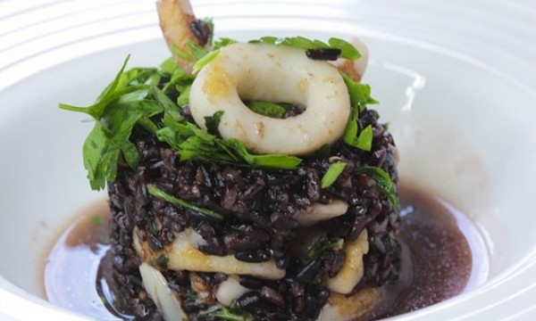 Arroz negro con calamares y ali-oli