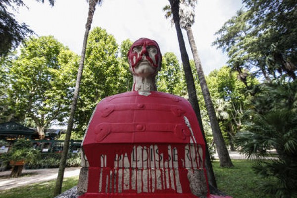 Il busto di Antonio Baldissera imbrattato al Pincio