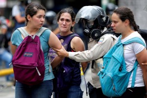 La polic&iacute;a detiene a estudiantes que manifestaban en  Caracas, Venezuela June 29, 2017.