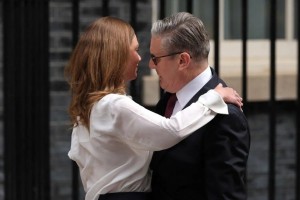 Adrian Dennis / AFP - L&rsquo;abbraccio tra Keir Starmer e la moglie Victoria dopo l&rsquo;annuncio delle dimissioni da leader laburista e da primo ministro della Gran Bretagna  (Foto a corredo articolo AGI)