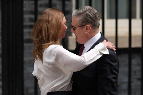 Adrian Dennis / AFP - L&rsquo;abbraccio tra Keir Starmer e la moglie Victoria dopo l&rsquo;annuncio delle dimissioni da leader laburista e da primo ministro della Gran Bretagna  (Foto a corredo articolo AGI)