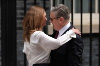 Adrian Dennis / AFP - L&rsquo;abbraccio tra Keir Starmer e la moglie Victoria dopo l&rsquo;annuncio delle dimissioni da leader laburista e da primo ministro della Gran Bretagna  (Foto a corredo articolo AGI)