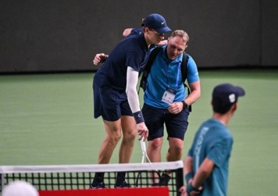 Jannik Sinner, con la ayuda de un preparador físico, abandona la pista usando su raqueta como muleta. Tenis ATP Shanghái.