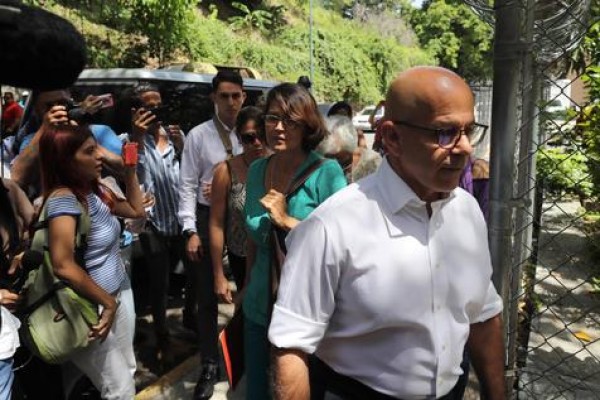 Alonso Medina Roa acompa&ntilde;a a familiares del fallecido capit&aacute;n
