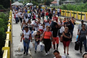 venezolanos han cruzado la frontera para comprar v&iacute;veres y medicinas