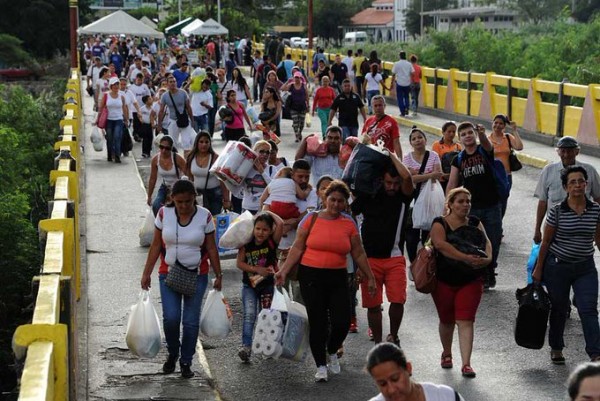 venezolanos han cruzado la frontera para comprar v&iacute;veres y medicinas