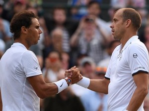 Muller batte Nadal dopo un'incredibile rimonta sul tennis, e sulla vita