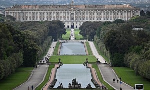 La Reggia di Caserta  Luigi Vanvitelli, architetto, ingegnere, scenografo, pittore, nell’aprile del 1752. Il re era Carlo di Borbone, l’acqua era quella che doveva zampillare nella Reggia di Caserta, il suo capolavoro