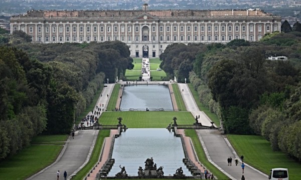 La Reggia di Caserta  Luigi Vanvitelli, architetto, ingegnere, scenografo, pittore, nell’aprile del 1752. Il re era Carlo di Borbone, l’acqua era quella che doveva zampillare nella Reggia di Caserta, il suo capolavoro