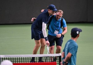  Jannik Sinner, sorretto da un preparatore medico, lascia il campo usando la racchetta a mo&#039; di stampella tennis atp shanghai 