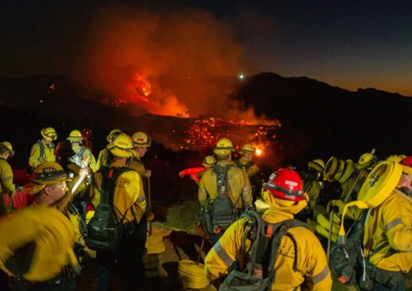 Los Angeles brucia ancora e il vento alimenta le fiamme. 24 i morti