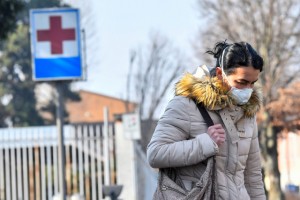 Una mujer con una m&aacute;scara facial sale del hospital de Codogno en medio de un brote de coronavirus en el norte de Italia, en Codogno, Italia, el 22 de febrero de 2020